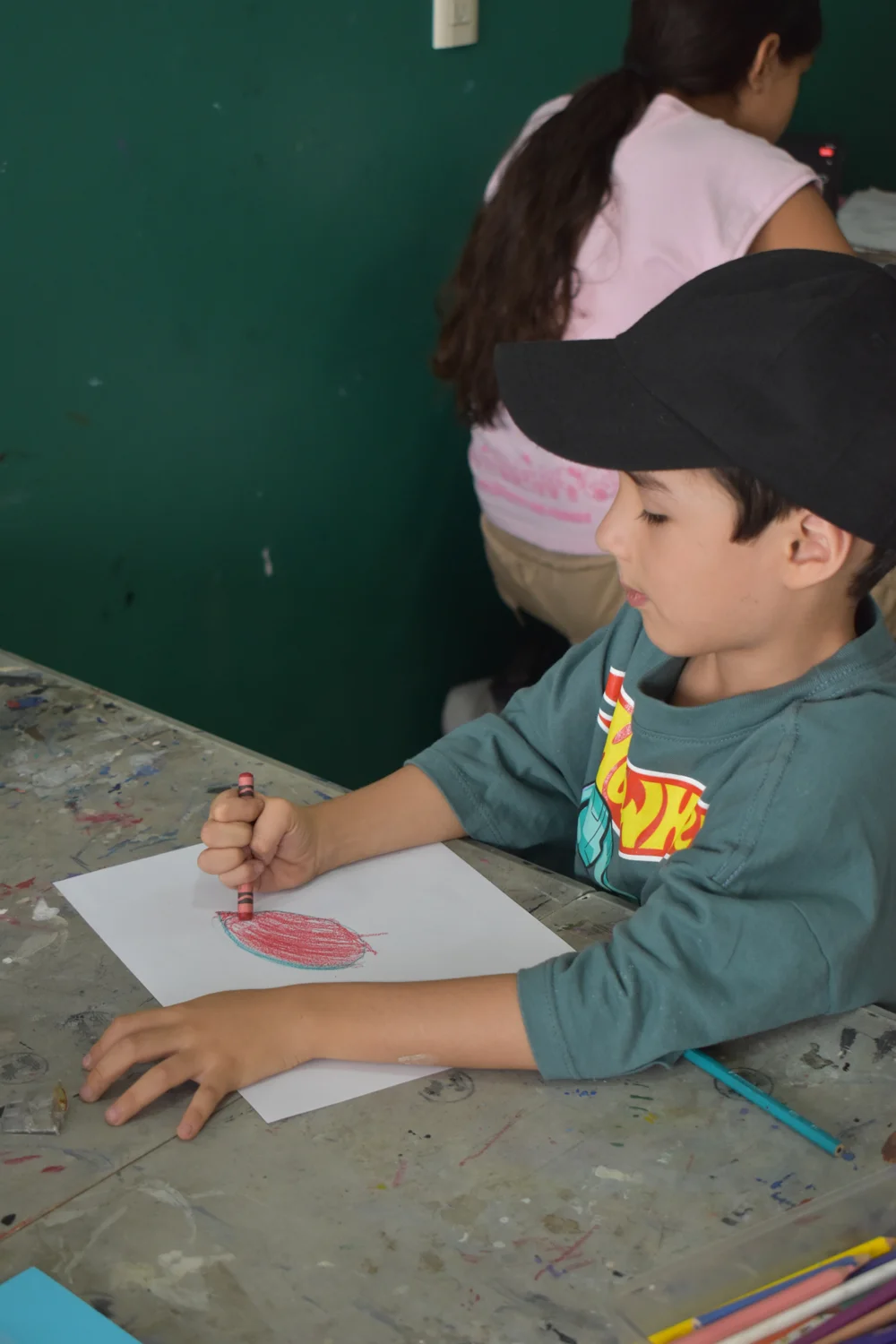 Alumno trabajando en su dibujo en AJAQ