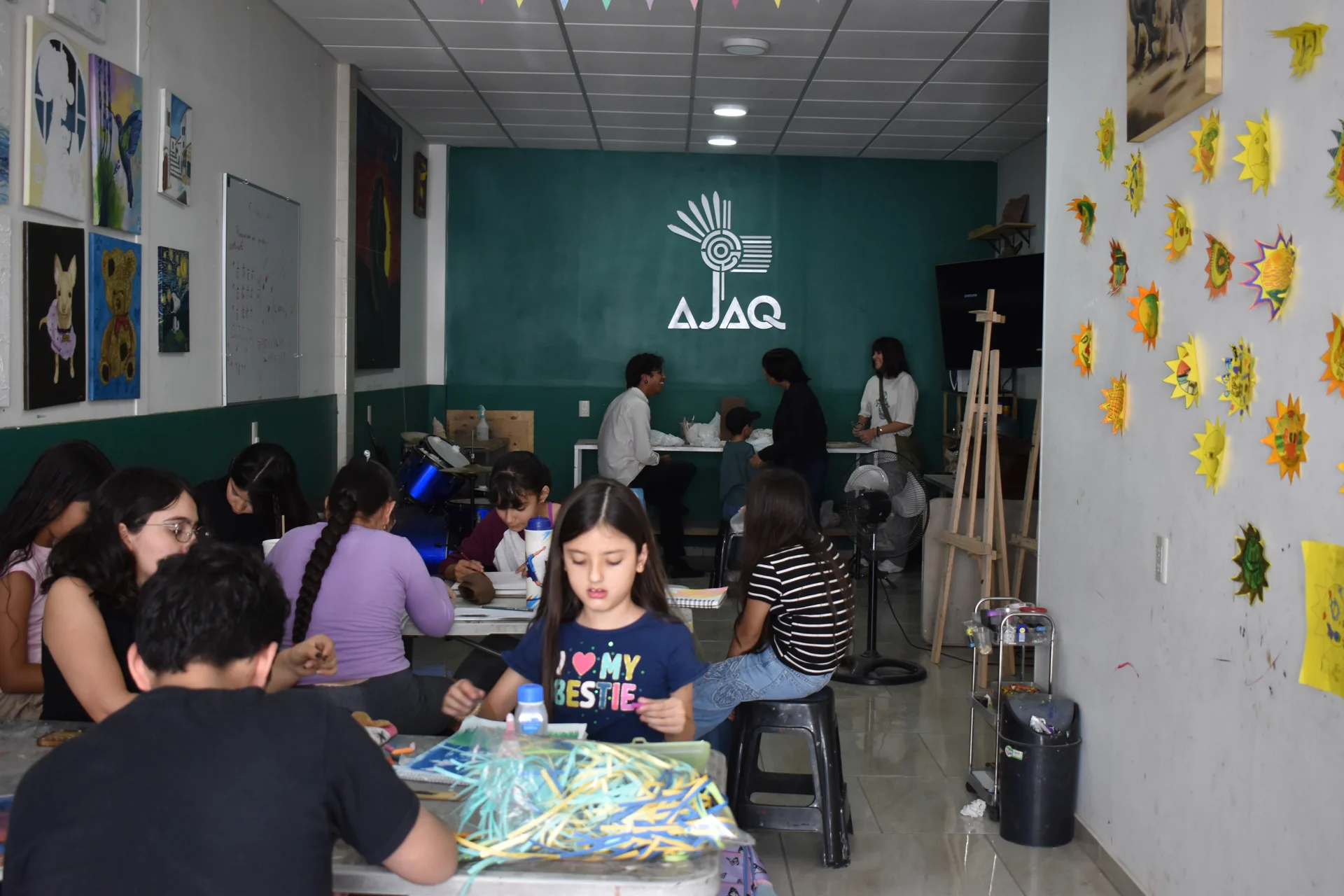 El taller de AJAQ durante una clase de arte